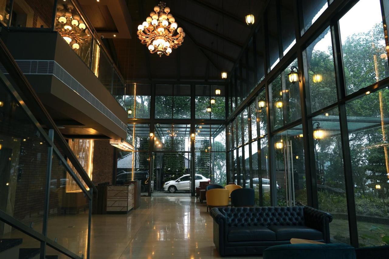 Elephant Passage Munnar Buitenkant foto Interior of the hotel