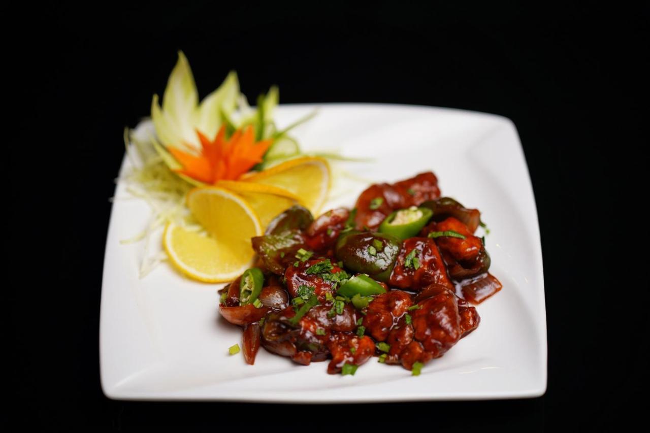 Elephant Passage Munnar Buitenkant foto A plate of chilli chicken