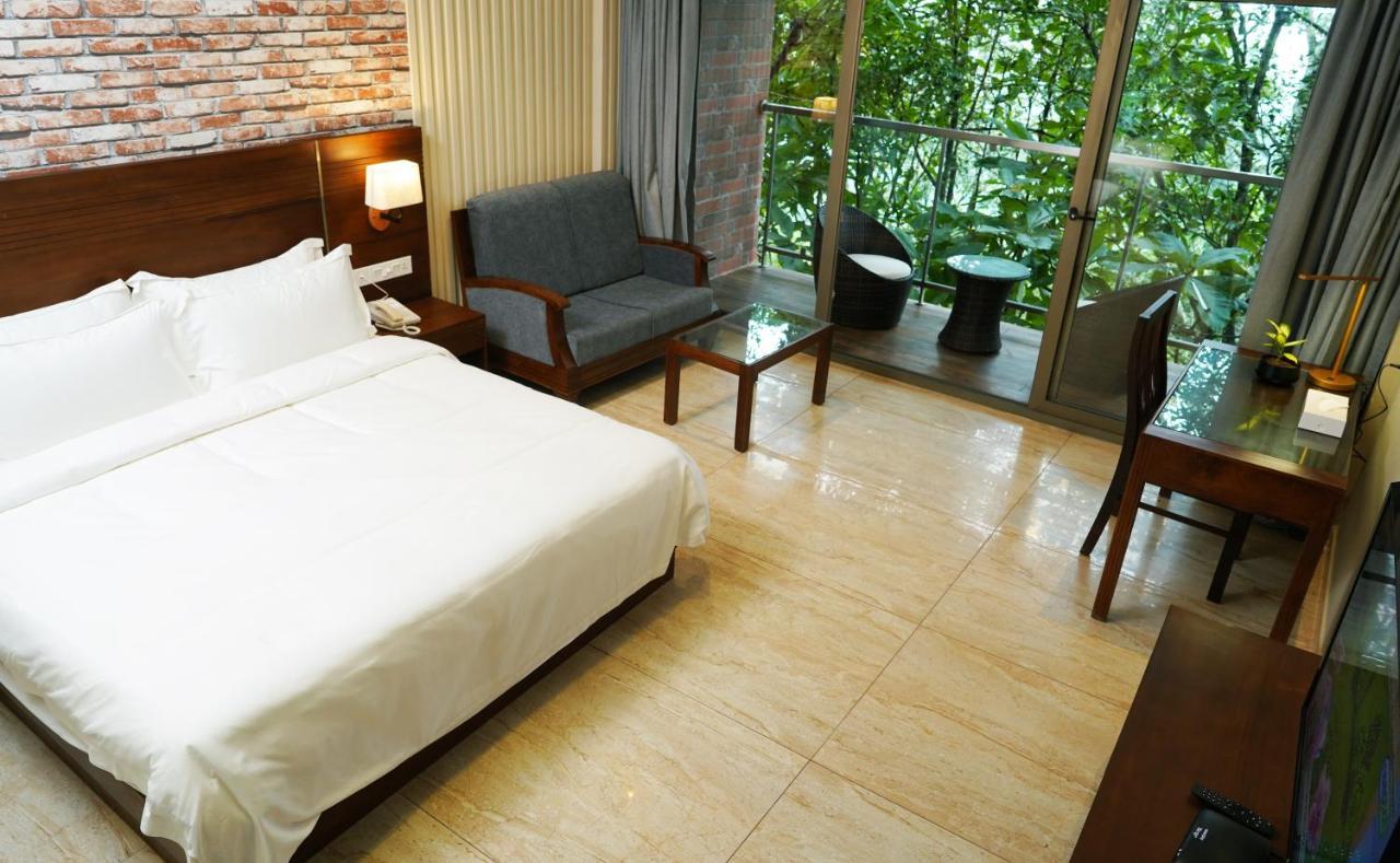 Elephant Passage Munnar Buitenkant foto A room at the hotel