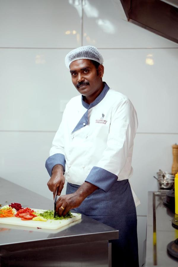Elephant Passage Munnar Buitenkant foto Chef in a hotel
