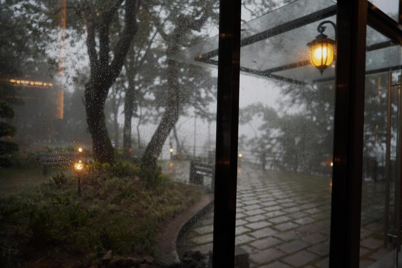 Elephant Passage Munnar Buitenkant foto The resort in the rain