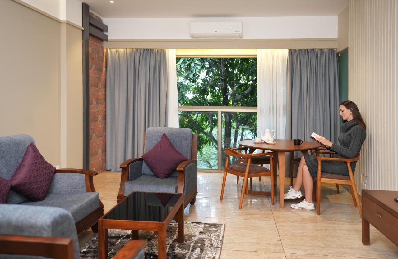 Elephant Passage Munnar Buitenkant foto A living room in a typical apartment