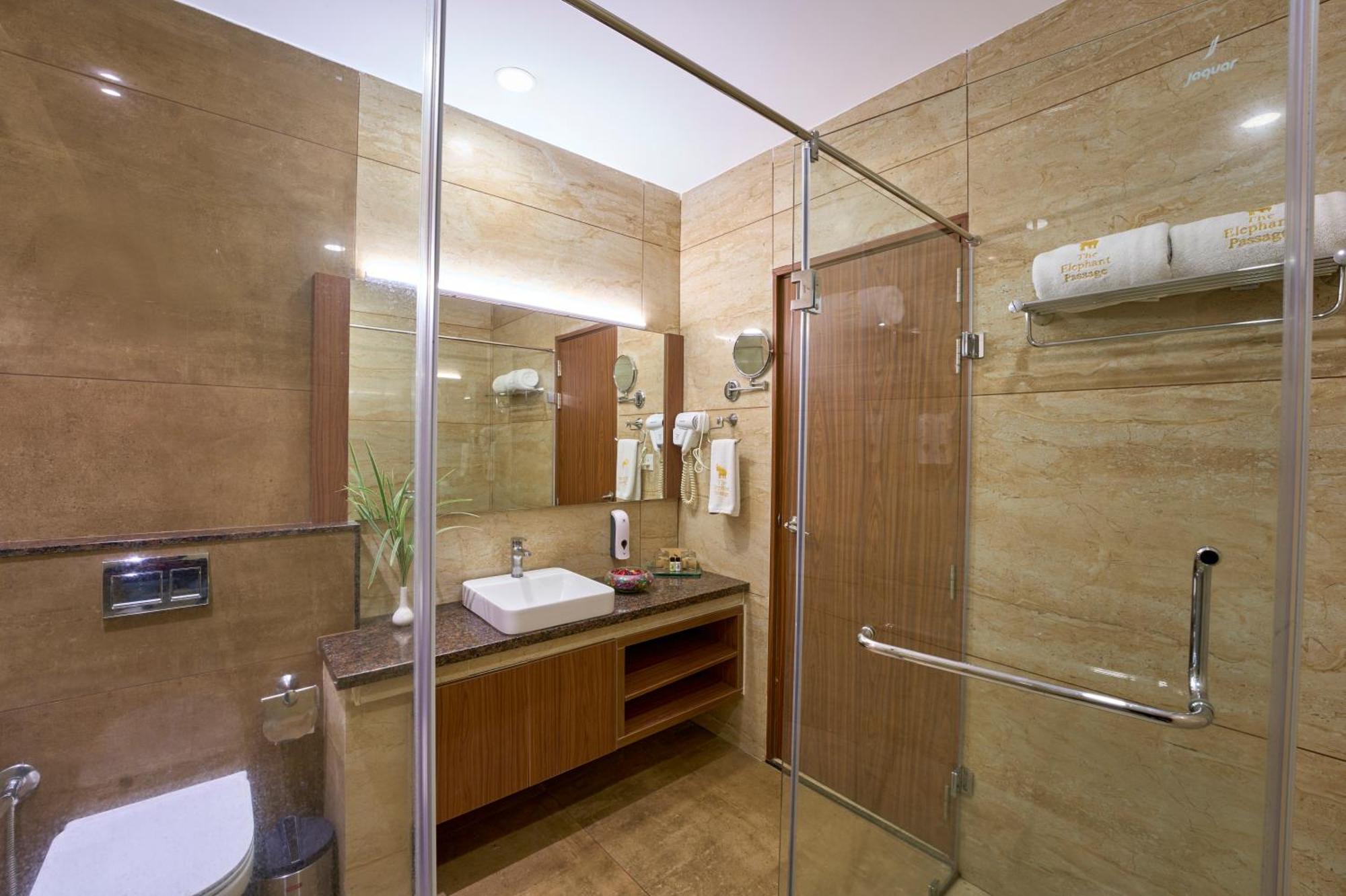 Elephant Passage Munnar Buitenkant foto A bathroom in a hotel