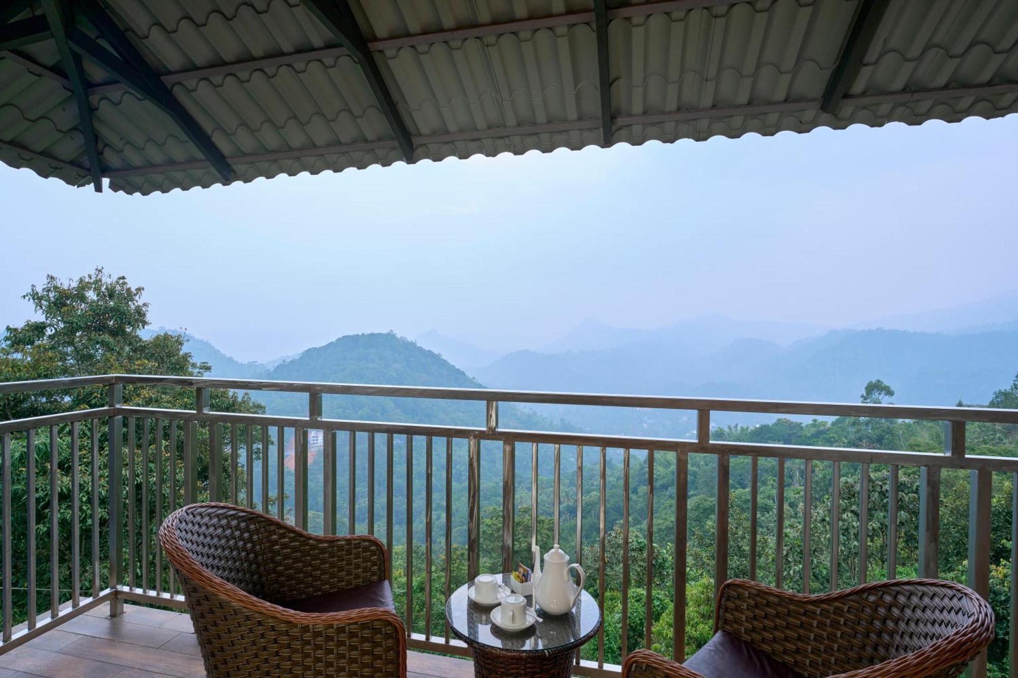 Elephant Passage Munnar Buitenkant foto View from the hotel