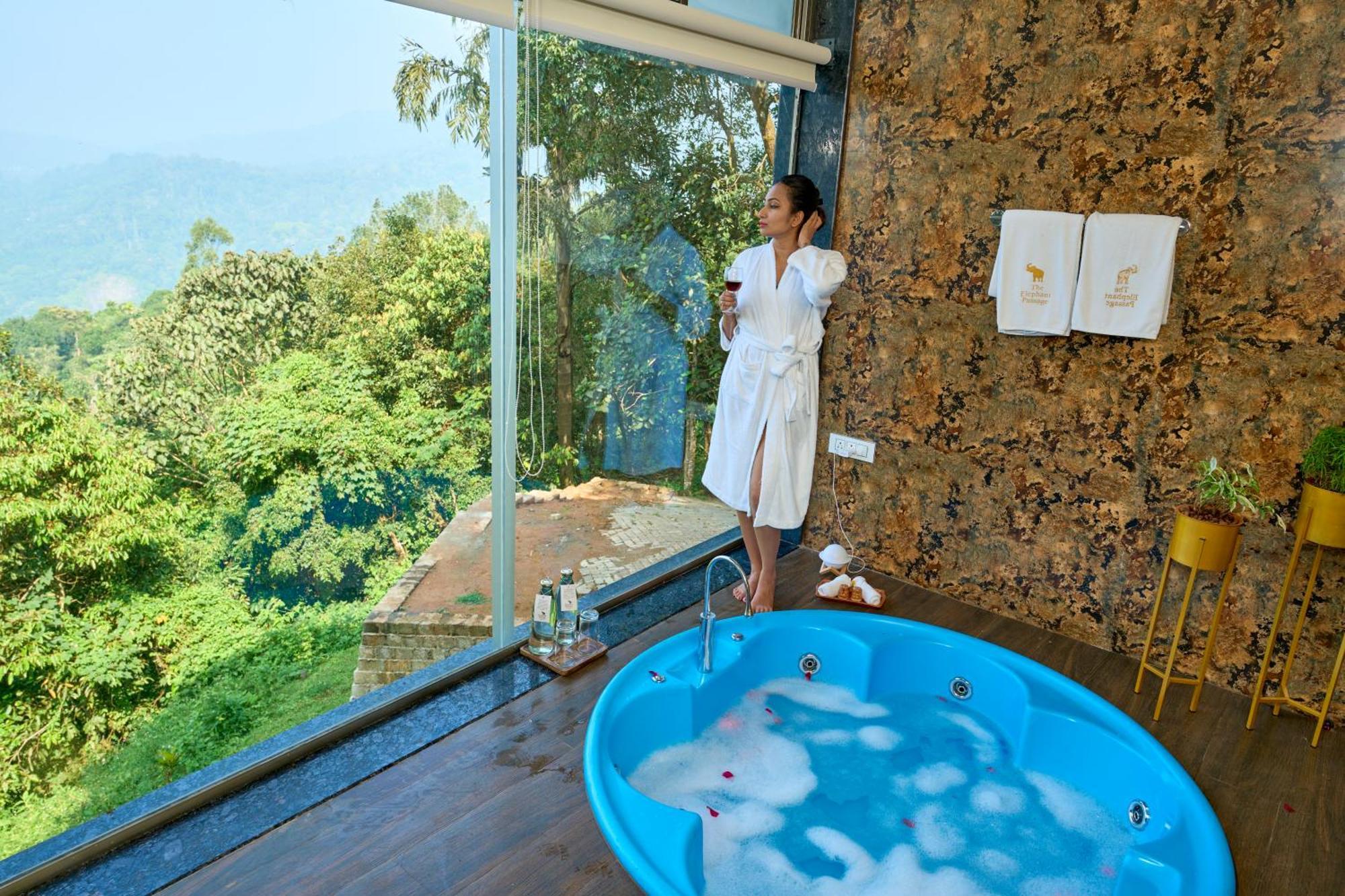 Elephant Passage Munnar Buitenkant foto A woman in a spa