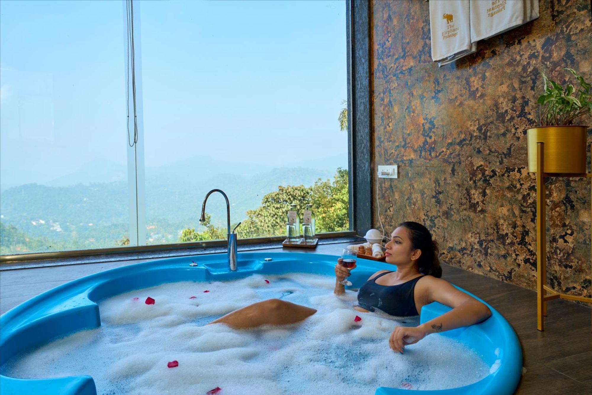 Elephant Passage Munnar Buitenkant foto A woman relaxing in a spa
